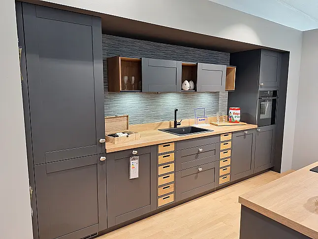 Moderne Inselküche im Landhausstil
