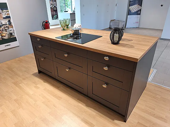 Moderne Inselküche im Landhausstil