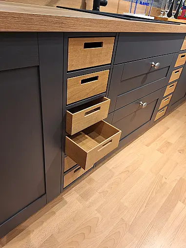 Moderne Inselküche im Landhausstil