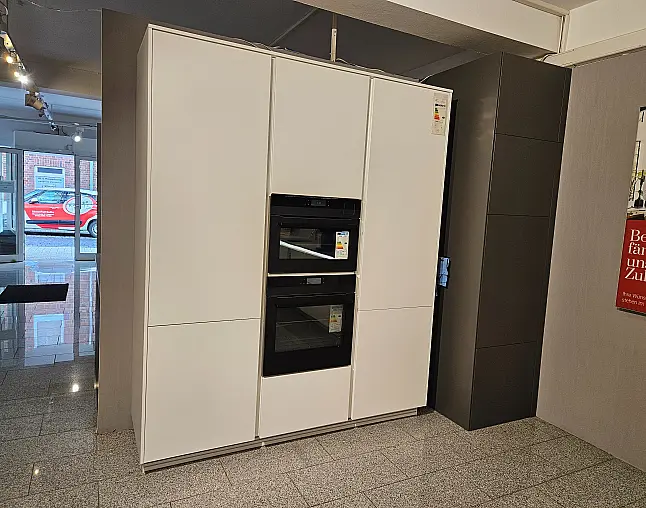 moderne pflegeleichte Küche mit Quarzarbeitsplatte