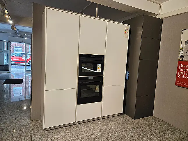 moderne pflegeleichte Küche mit Quarzarbeitsplatte