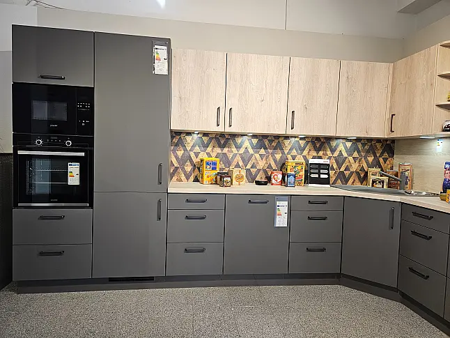 Moderne Küche mit Markengeräten