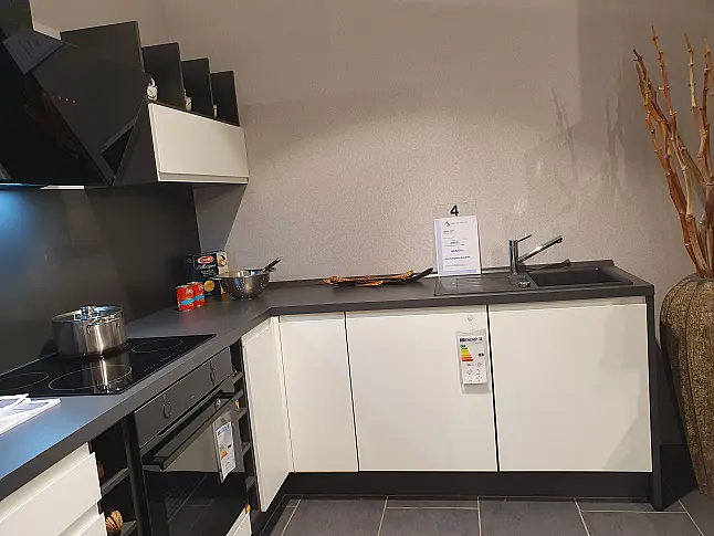 Front in mattem Weiß und einer edlen Arbeitsplatte in Grafit 424