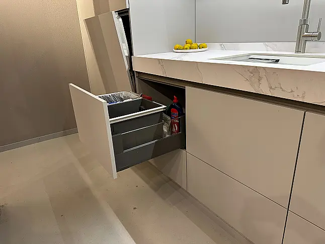 Einzigartiges Unikat mit edlem Holzfurnier, modernem Smartglas und eleganter SlimLine Arbeitsplatte!