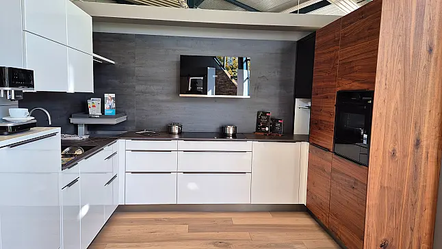Hochwertige Küche mit Dekton-Arbeitsplatte