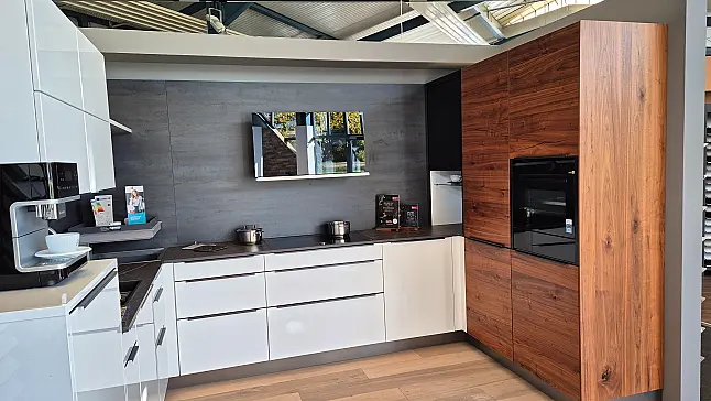Hochwertige Küche mit Dekton-Arbeitsplatte
