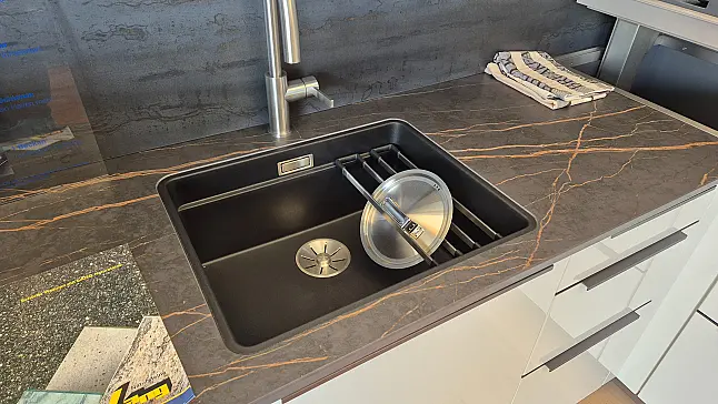 Hochwertige Küche mit Dekton-Arbeitsplatte