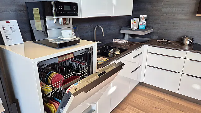 Hochwertige Küche mit Dekton-Arbeitsplatte