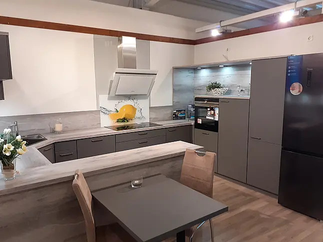 Seidenmatt lackierte Designküche  in Quarzgrau
