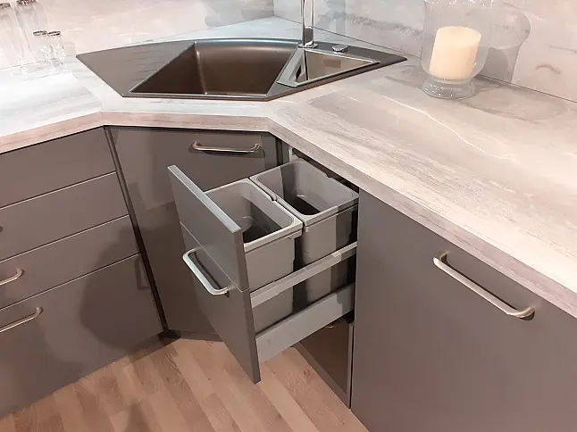 Seidenmatt lackierte Designküche  in Quarzgrau