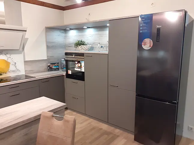 Seidenmatt lackierte Designküche  in Quarzgrau