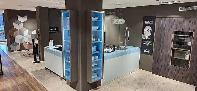 Stylische Küche zwischen Bauhaus und Moderne - perfekte Symbios aus Farbe und moderner Zurückhaltung