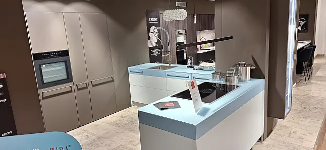 Stylische Küche zwischen Bauhaus und Moderne - perfekte Symbios aus Farbe und moderner Zurückhaltung
