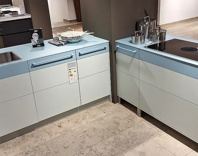 Stylische Küche zwischen Bauhaus und Moderne - perfekte Symbios aus Farbe und moderner Zurückhaltung
