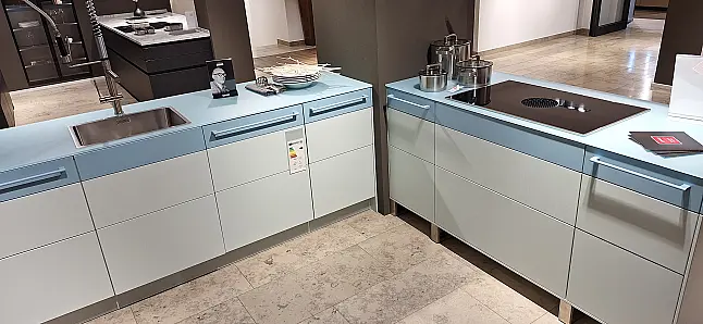 Stylische Küche zwischen Bauhaus und Moderne - perfekte Symbios aus Farbe und moderner Zurückhaltung