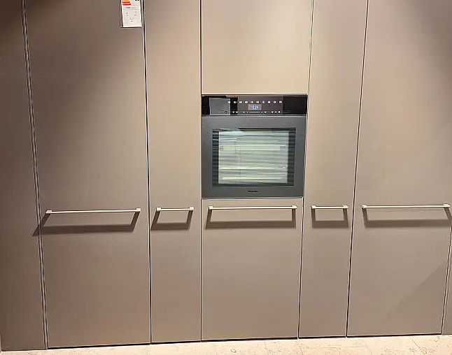 Stylische Küche zwischen Bauhaus und Moderne - perfekte Symbios aus Farbe und moderner Zurückhaltung