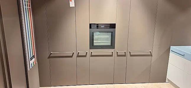 Stylische Küche zwischen Bauhaus und Moderne - perfekte Symbios aus Farbe und moderner Zurückhaltung