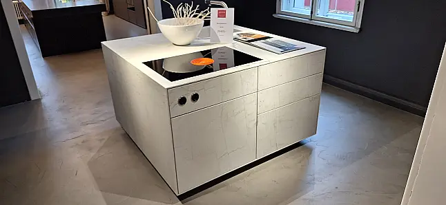 Reduzierter Inselblock in Naturstein in Arctic Leather Look mit Touch