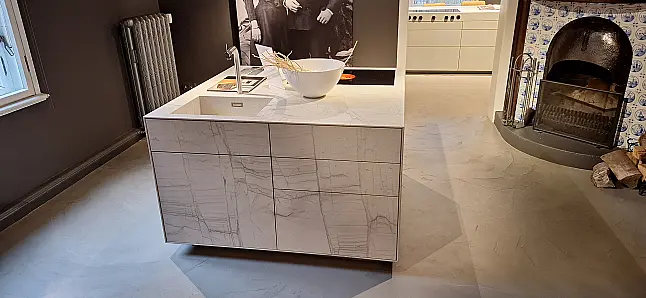 Reduzierter Inselblock in Naturstein in Arctic Leather Look mit Touch