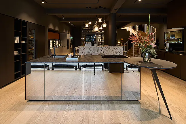 Musterküche mit Gaggenau, Spiegelglas Bronze und Naturstein