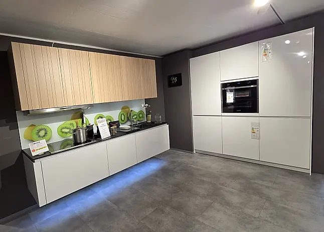 Moderne Design-Winkelküche in weiß, ohne Geräte