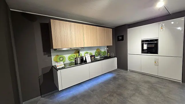 Moderne Design-Winkelküche in weiß, ohne Geräte