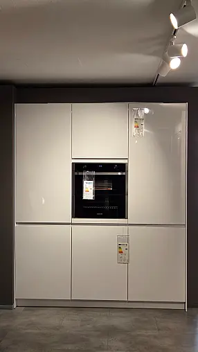 Moderne Design-Winkelküche in weiß, ohne Geräte