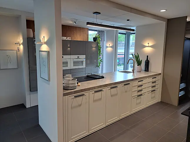 Moderner Landhaus Hochschränke glänzend, Mittelblock mit 60 mm Keramik Arbeitsplatte