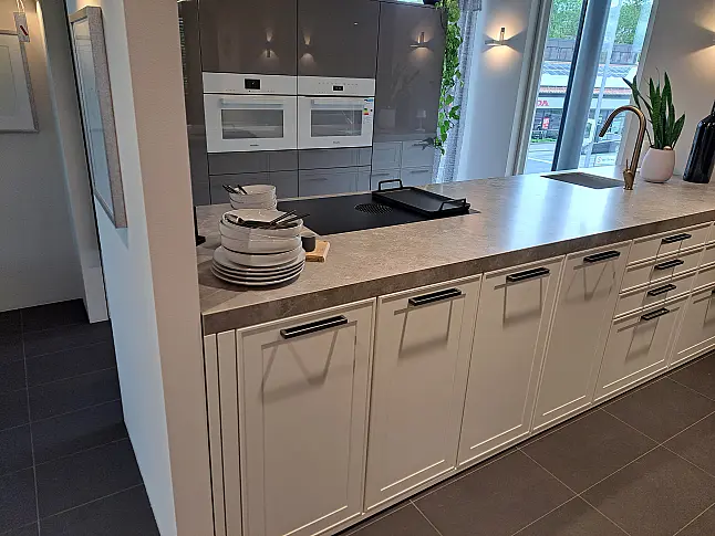 Moderner Landhaus Hochschränke glänzend, Mittelblock mit 60 mm Keramik Arbeitsplatte