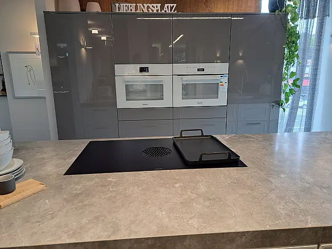 Moderner Landhaus Hochschränke glänzend, Mittelblock mit 60 mm Keramik Arbeitsplatte
