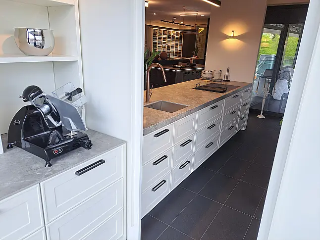 Moderner Landhaus Hochschränke glänzend, Mittelblock mit 60 mm Keramik Arbeitsplatte