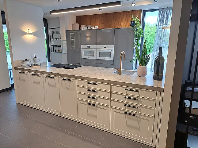 Moderner Landhaus Hochschränke glänzend, Mittelblock mit 60 mm Keramik Arbeitsplatte