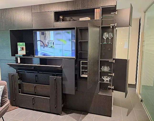 Schrankwand für Fernseher, Kaffeemaschine, Glasschrank. Vorratsschrank