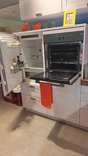 Moderne Landhausküche in Sonderfarbe NCS 1010-R50B PASTELLVIOLETT