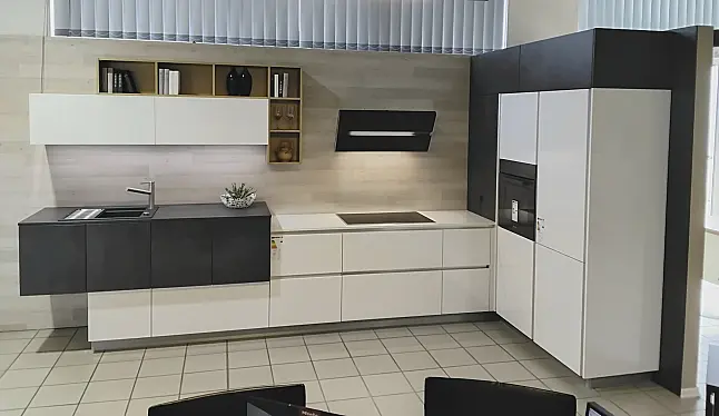 , grifflose Design-Küche, L-Form, weiß glänzend, Spülenbereich mit extra hoher Arbeitshöhe, einmaliger ! SPARPREIS !