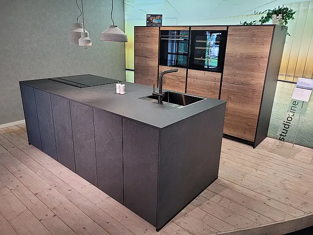 Moderne Grifflosküche im Stein/Holz Design