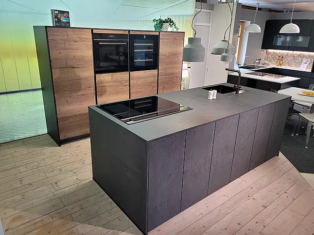 Moderne Grifflosküche im Stein/Holz Design