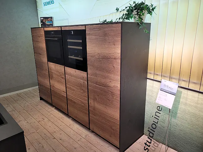 Moderne Grifflosküche im Stein/Holz Design