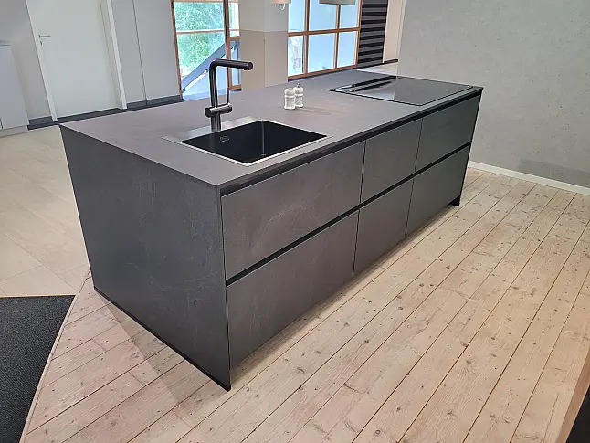 Moderne Grifflosküche im Stein/Holz Design
