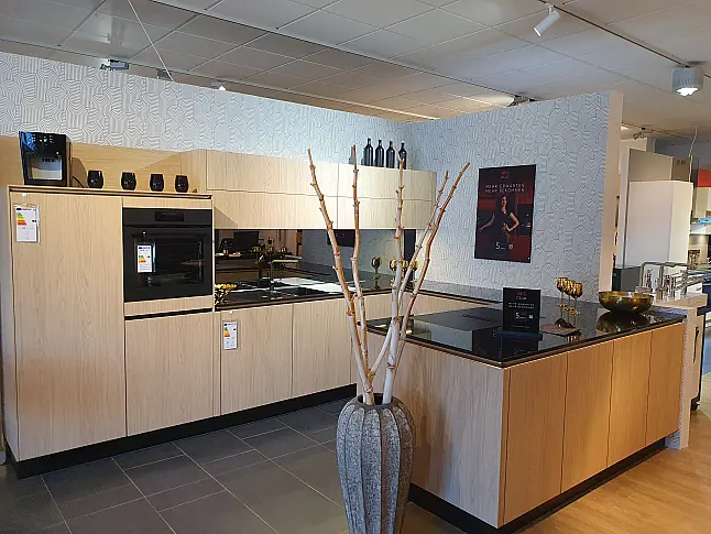 Moderne Designküche mit hochwertigen Fronten in EicheComo NB