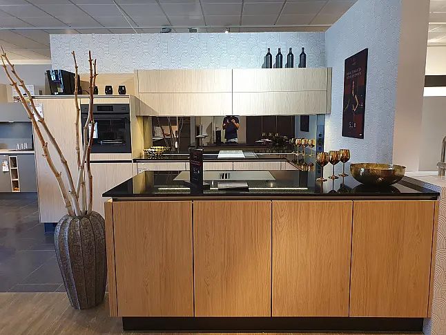 Moderne Designküche mit hochwertigen Fronten in EicheComo NB