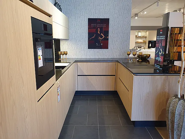 Moderne Designküche mit hochwertigen Fronten in EicheComo NB