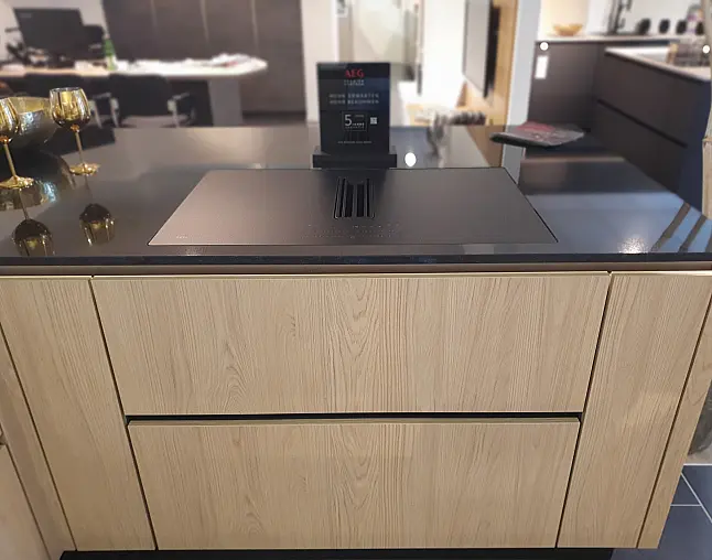 Moderne Designküche mit hochwertigen Fronten in EicheComo NB