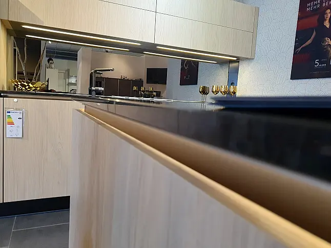 Moderne Designküche mit hochwertigen Fronten in EicheComo NB