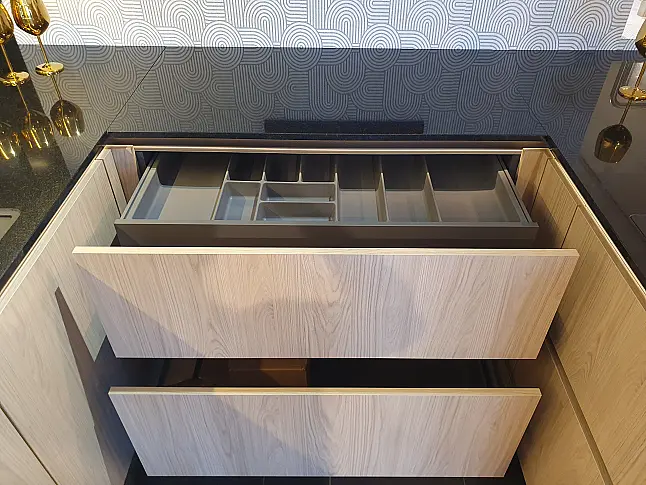 Moderne Designküche mit hochwertigen Fronten in EicheComo NB