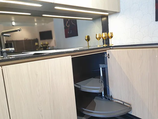 Moderne Designküche mit hochwertigen Fronten in EicheComo NB