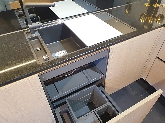 Moderne Designküche mit hochwertigen Fronten in EicheComo NB