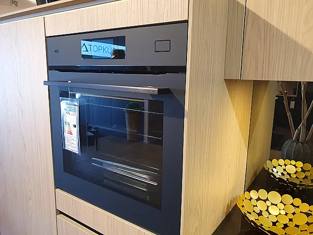Moderne Designküche mit hochwertigen Fronten in EicheComo NB