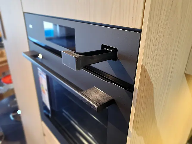 Moderne Designküche mit hochwertigen Fronten in EicheComo NB