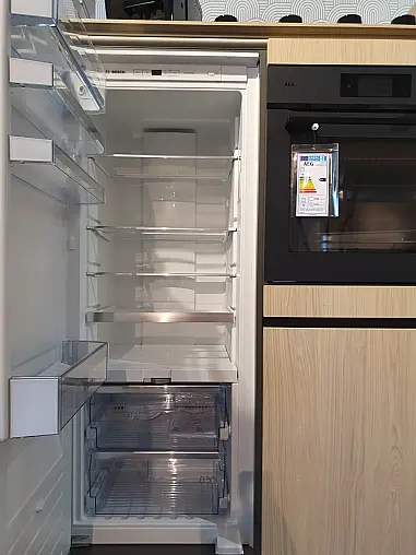 Moderne Designküche mit hochwertigen Fronten in EicheComo NB